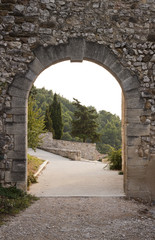 Fototapeta na wymiar Arch gate in Gigondas