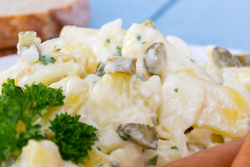 Kartoffelsalat mit Würstchen und Senf.