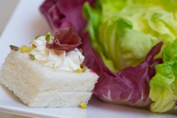 Tartina in primo piano con insalata colorata