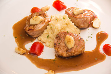 Mashed potatoes and beef steak