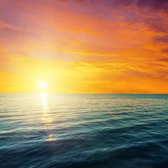 Fototapete Meer / Sonnenuntergang roter Sonnenuntergang über dunklem Meer