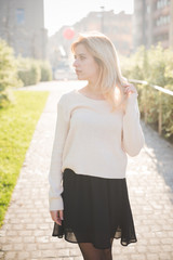 Obraz premium young beautiful blonde woman outdoor