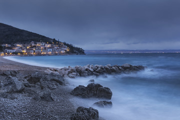 Coup de vent sur village de pêcheur Croatie