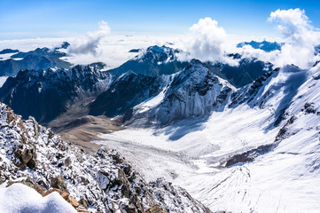 Obraz premium view over the mountains and clouds