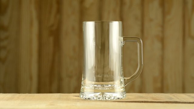 Llenando una jarra de cerveza