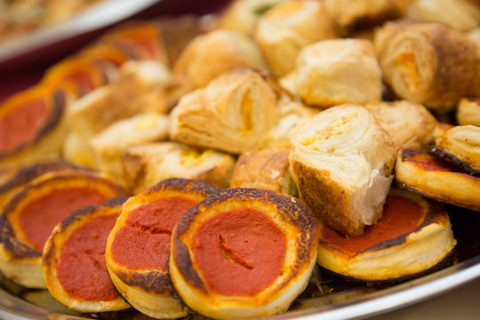 Pizzette e rustici su vassoio