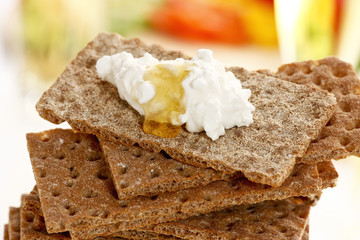 Vollkorn Knäckebrot gestapelt, Frischkäse mit Honig
