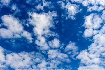 Wolken am blauen Himmel