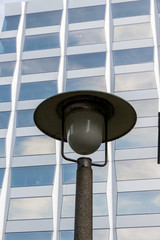 Laterne vor Bürohaus