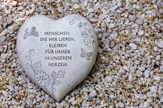 Grabst&auml;tte mit Inschrift