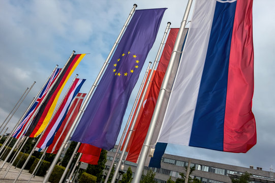Europaflagge und andere Flaggen
