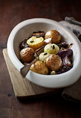 Autumnal potatoes and onions with garlic and green pumpkin seeds
