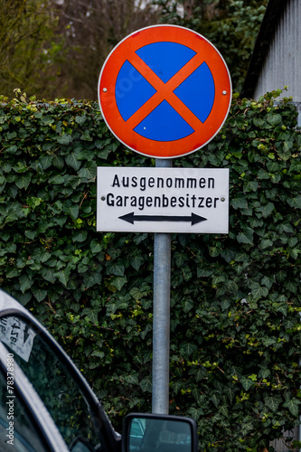 "Schild Parkverbot Garagenbesitzer" Stockfotos und ...