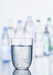 Glas Mineralwasser