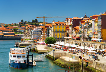 Fototapeta na wymiar The Douro River and Colorful facades of old houses on embankment