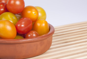 Tomates cherry de colores.