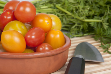 Tomates Cherry en tabla de bamb&uacute;.