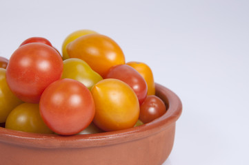 Tomate cherry en cazuela de barro.