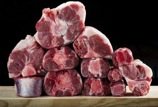 Carne roja rabo o cola de toro vaca o ternera crudo para cocina