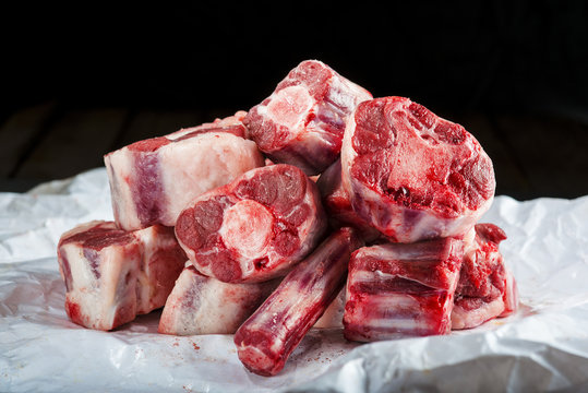 Carne roja rabo o cola de toro vaca o ternera crudo para cocina