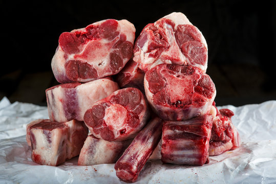 Carne roja rabo o cola de toro vaca o ternera crudo para cocina