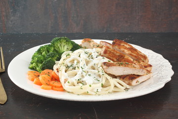 pasto completo spaghetti carne e verdure