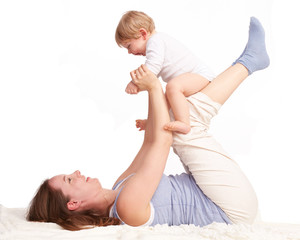 Mutter spielt mit ihren lachenden Sohn