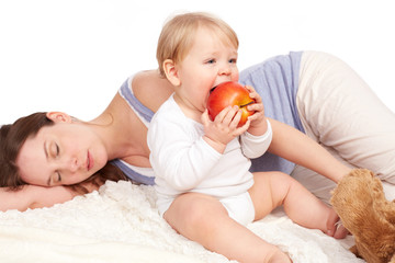 Mutter ist eingeschlafen und Kind isst