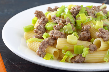 pasta maccheroni con porri e salsiccia