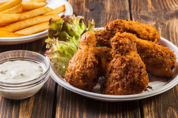 Crisp crunchy chicken wings with chips