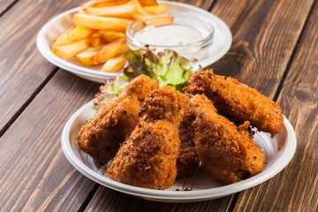Crisp crunchy chicken wings with chips
