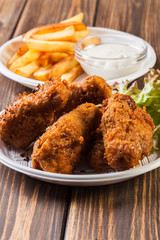 Crisp crunchy chicken wings with chips