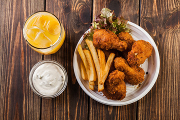Crisp crunchy chicken wings with chips