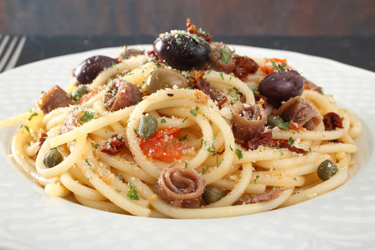 pasta spaghetti con acciughe olive e capperi