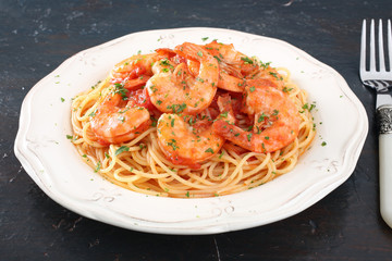 pasta con pesce spaghetti e gamberi