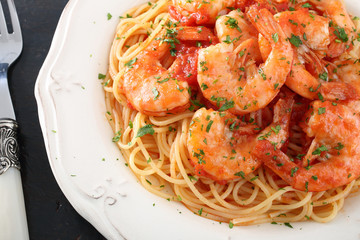 pasta con pesce spaghetti e gamberi