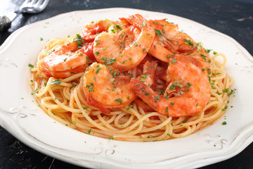 pasta con pesce spaghetti e gamberi