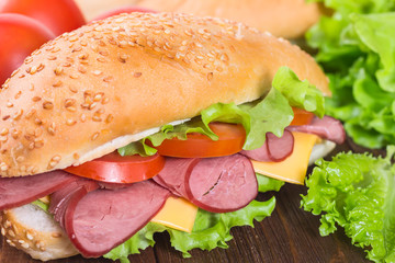 Sandwich with ham and tomatoes