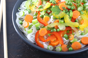 spaghetti di riso con verdure