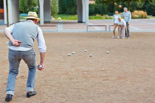 Senioren spielen gemeinsam Boule