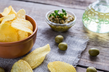 Potato chips with olive tapenade