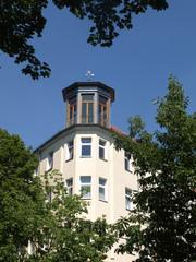 Fototapeta na wymiar Eckhaus Berlin mit Grün