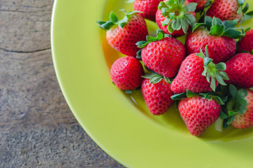  red strawberries on dish
