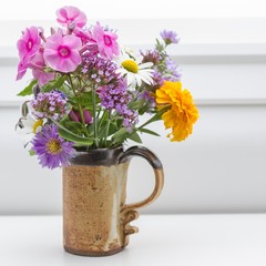 Bunter Gartenblumenstrauß