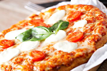 Pizza margherita.