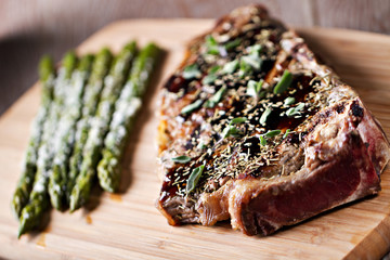 Grilled beefsteak with asparagus
