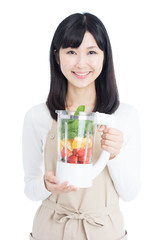 スムージーを作る女性