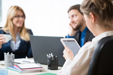 Obraz premium Using the tablet