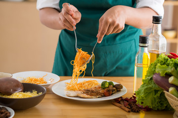 Putting spaghetti in a plate