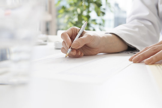 The hands of women who have a pen